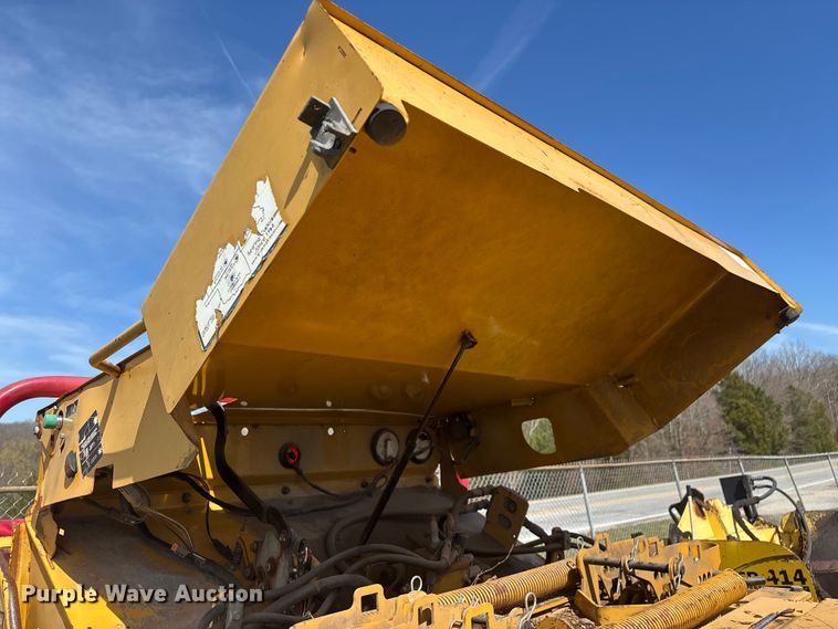 image for item EO4070 2004 Vermeer BC1400 XL wood chipper