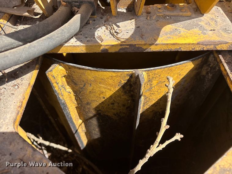 image for item EO4070 2004 Vermeer BC1400 XL wood chipper