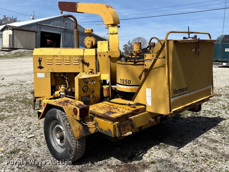 image for item EO4071 Vermeer 1250 wood chipper