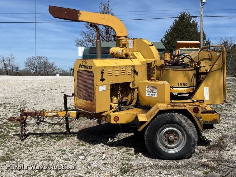 image for item EO4071 Vermeer 1250 wood chipper