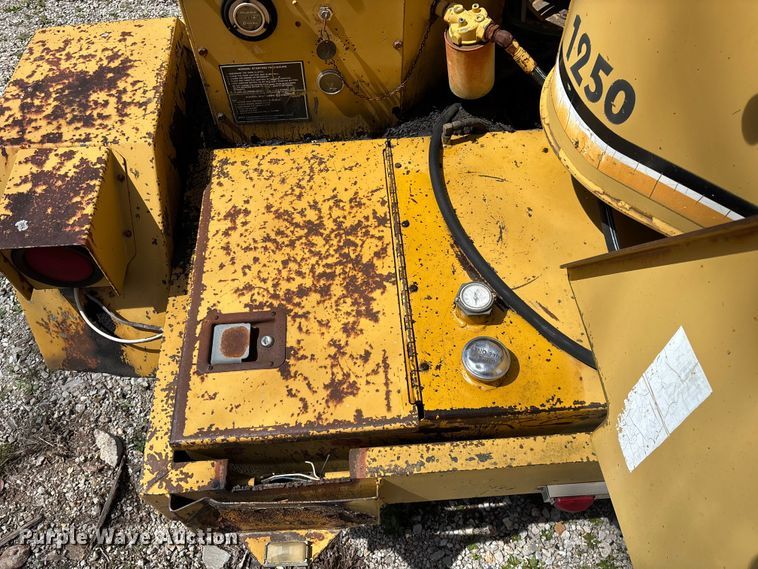 image for item EO4071 Vermeer 1250 wood chipper