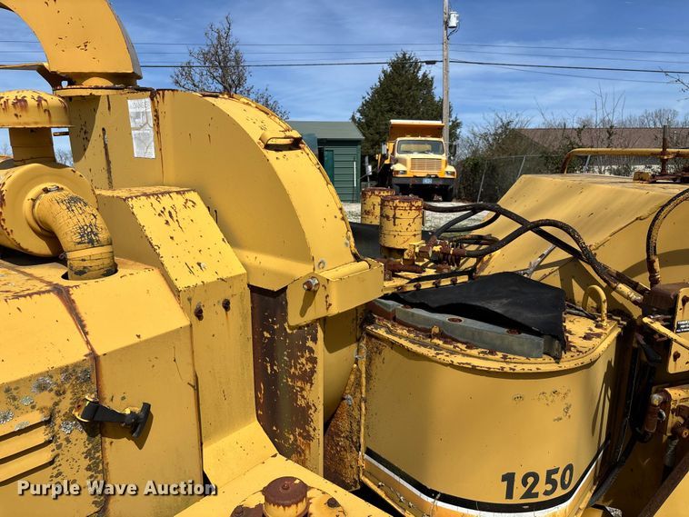 image for item EO4071 Vermeer 1250 wood chipper