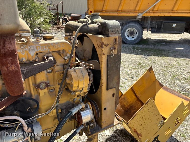 image for item EO4071 Vermeer 1250 wood chipper