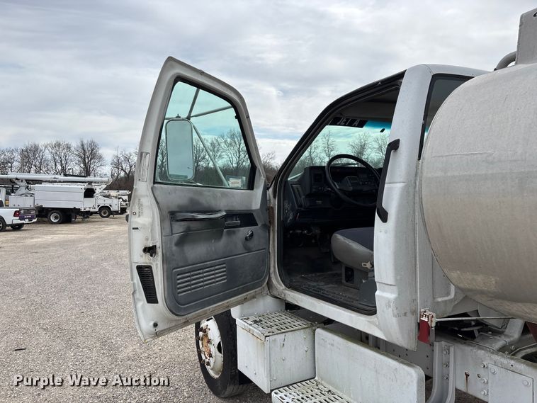 image for item EO4104 1992 GMC TopKick LoPro fuel truck