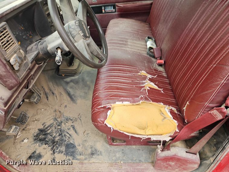 image for item EO7204 1993 Chevrolet C3500 flatbed pickup truck