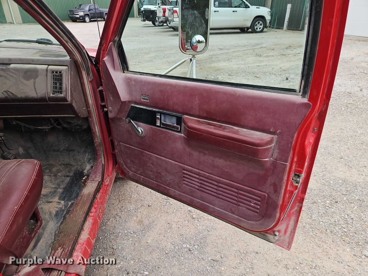 image for item EO7204 1993 Chevrolet C3500 flatbed pickup truck