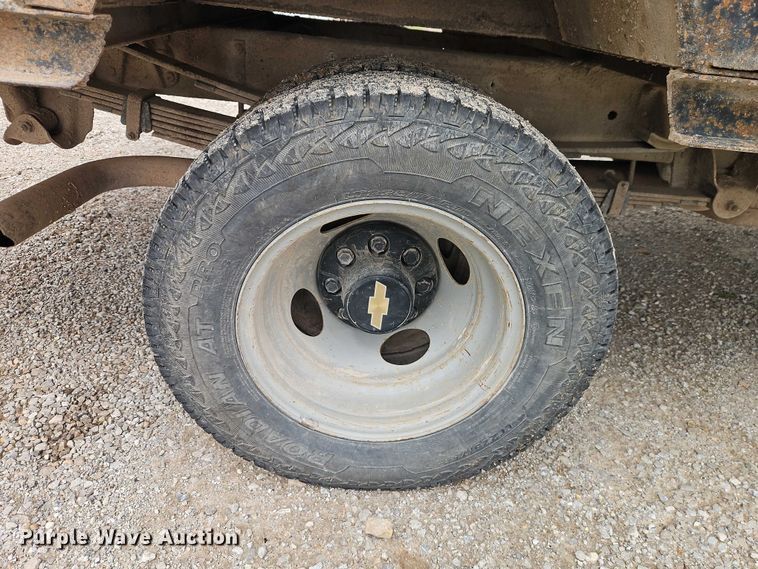 image for item EO7204 1993 Chevrolet C3500 flatbed pickup truck