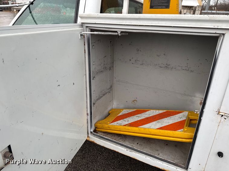 image for item EQ5004 1997 Chevrolet C3500 bucket truck