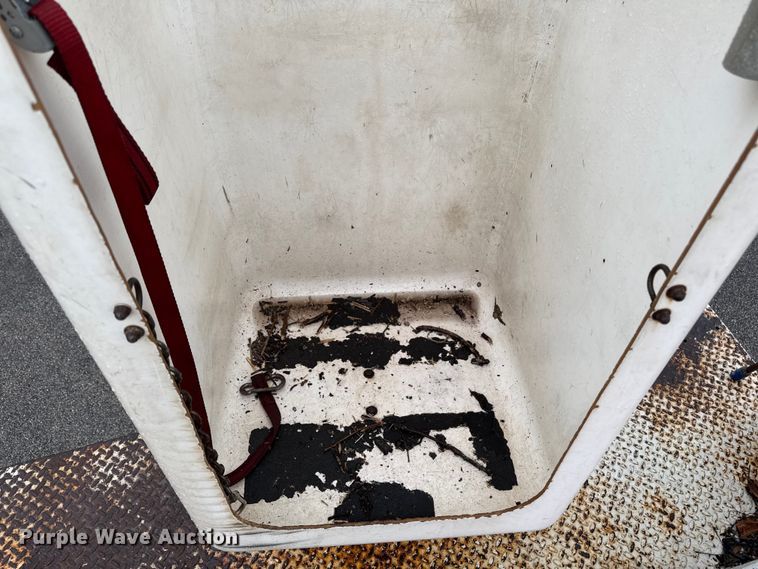 image for item EQ5004 1997 Chevrolet C3500 bucket truck