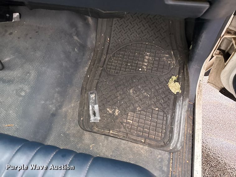 image for item EQ5004 1997 Chevrolet C3500 bucket truck