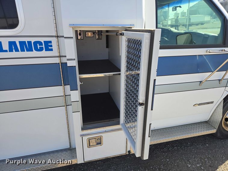 image for item ES2999 1997 Chevrolet Lifeline Express 3500 ambulance
