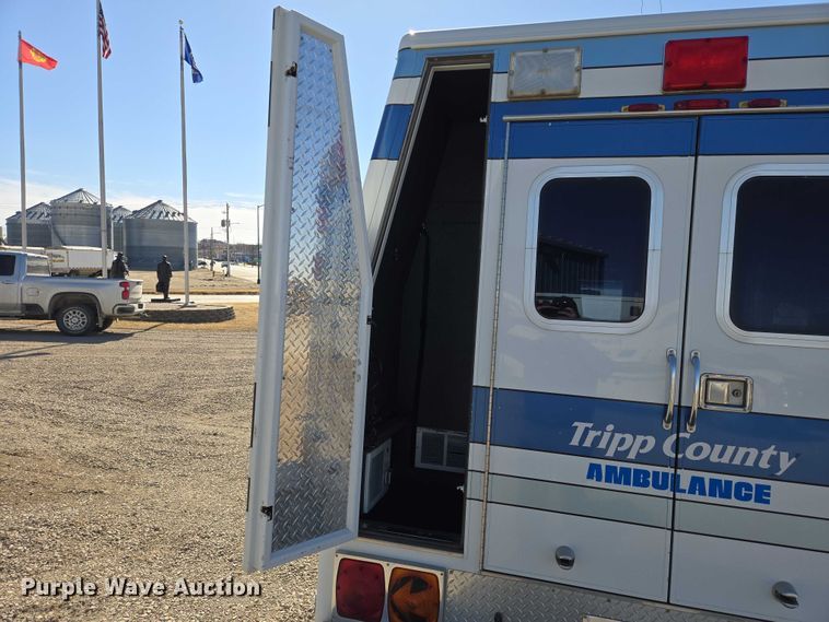 image for item ES2999 1997 Chevrolet Lifeline Express 3500 ambulance