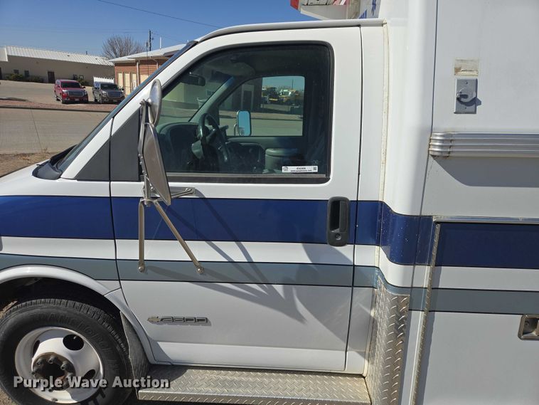 image for item ES2999 1997 Chevrolet Lifeline Express 3500 ambulance