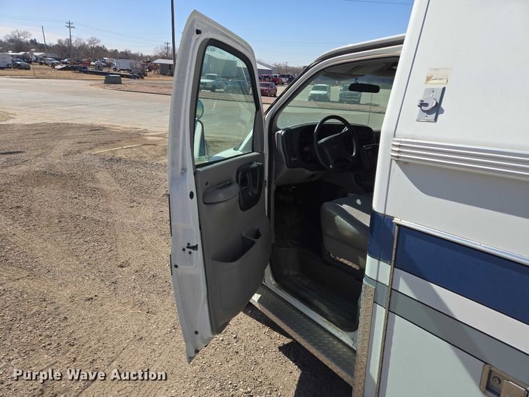 image for item ES2999 1997 Chevrolet Lifeline Express 3500 ambulance