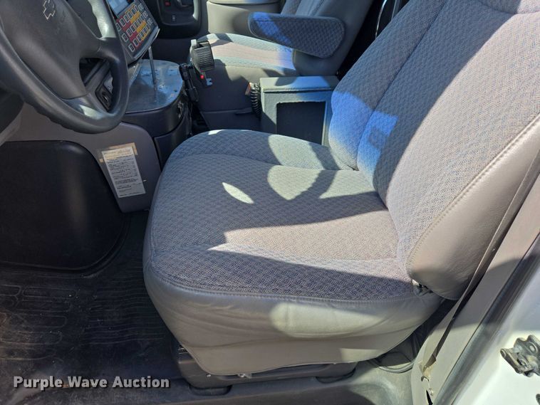 image for item ES2999 1997 Chevrolet Lifeline Express 3500 ambulance