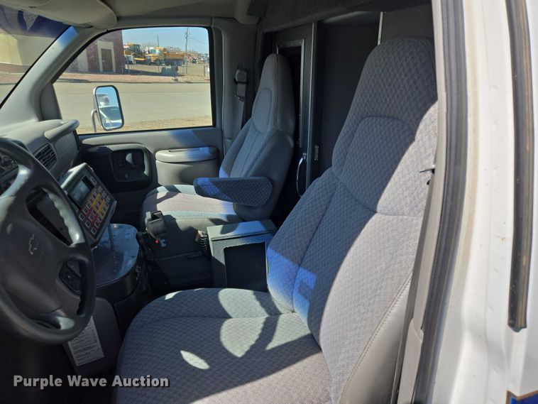 image for item ES2999 1997 Chevrolet Lifeline Express 3500 ambulance