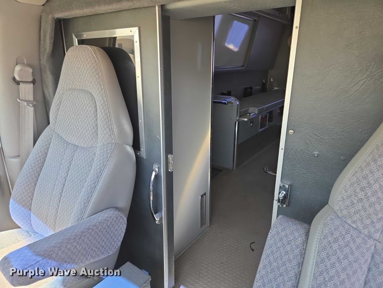 image for item ES2999 1997 Chevrolet Lifeline Express 3500 ambulance