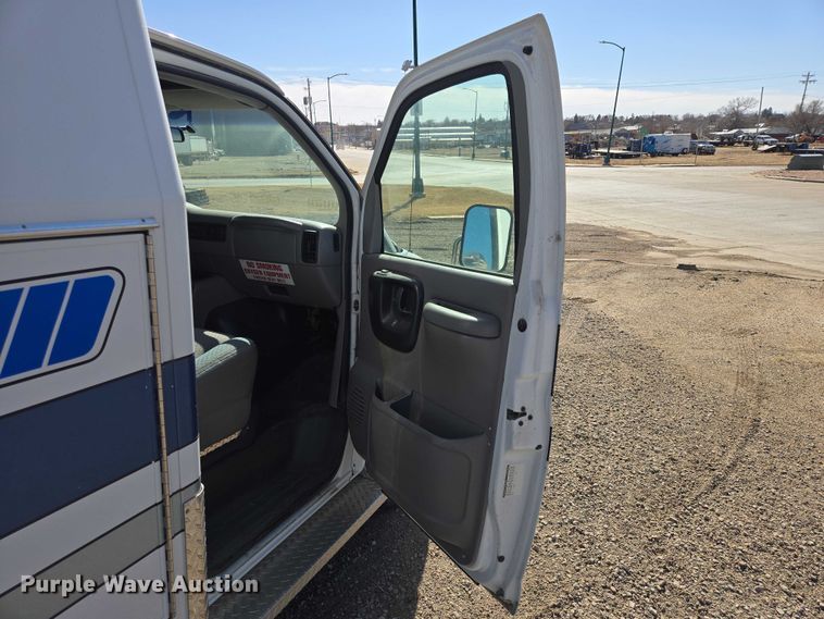 image for item ES2999 1997 Chevrolet Lifeline Express 3500 ambulance