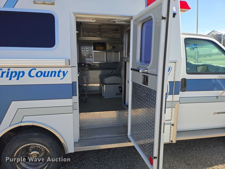 image for item ES2999 1997 Chevrolet Lifeline Express 3500 ambulance