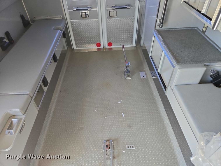 image for item ES2999 1997 Chevrolet Lifeline Express 3500 ambulance