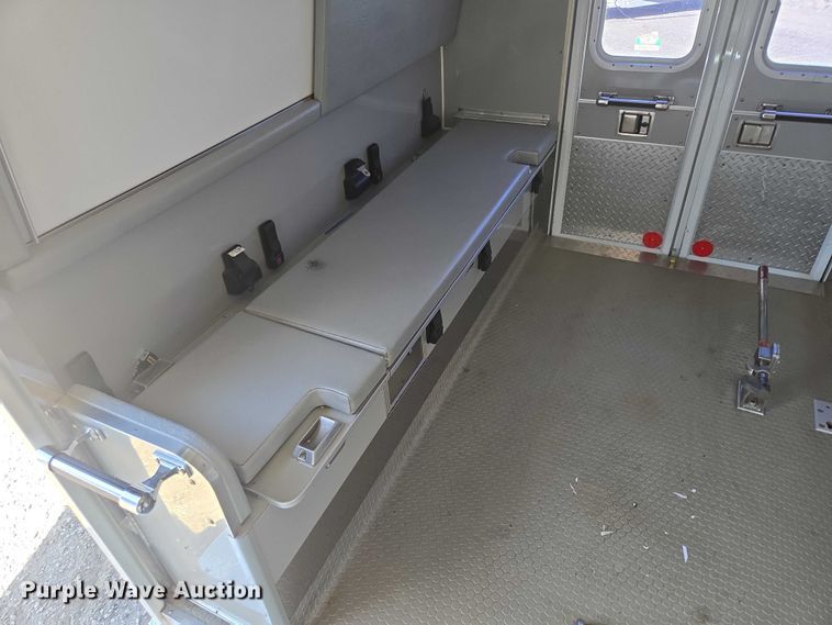 image for item ES2999 1997 Chevrolet Lifeline Express 3500 ambulance