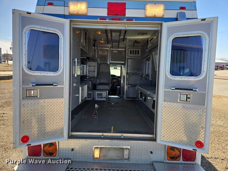 image for item ES2999 1997 Chevrolet Lifeline Express 3500 ambulance