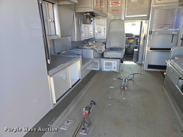 image for item ES2999 1997 Chevrolet Lifeline Express 3500 ambulance