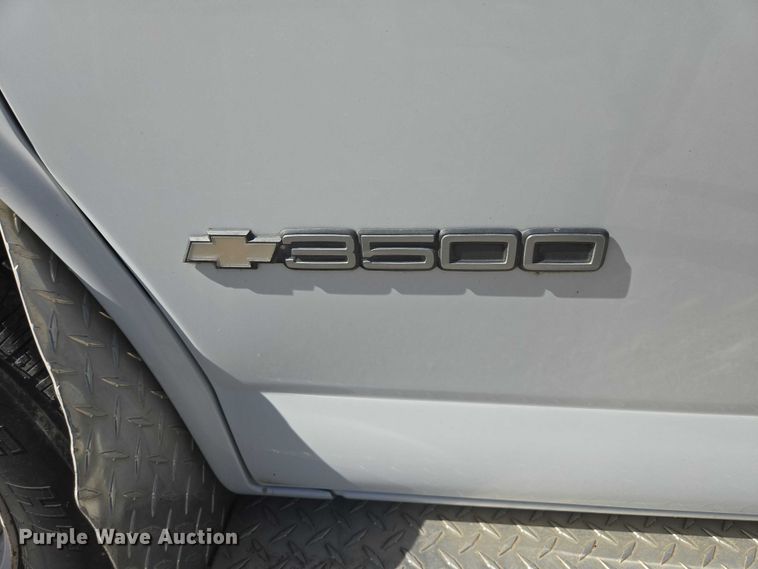 image for item ES2999 1997 Chevrolet Lifeline Express 3500 ambulance