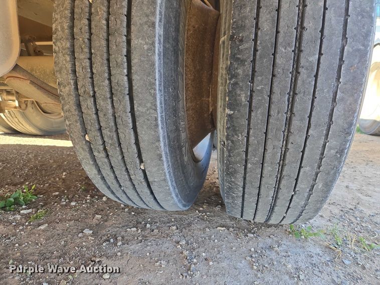 image for item ET1459 1999 Atoka Trailer Mfg. 18-DE-35-2 drop deck equipment trailer