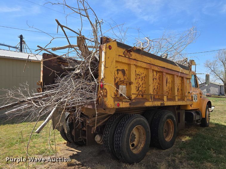 image for item ET1461 2001 International F-4900 dump truck