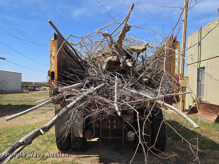 image for item ET1461 2001 International F-4900 dump truck