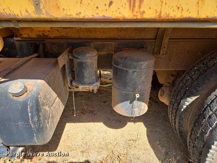 image for item ET1461 2001 International F-4900 dump truck