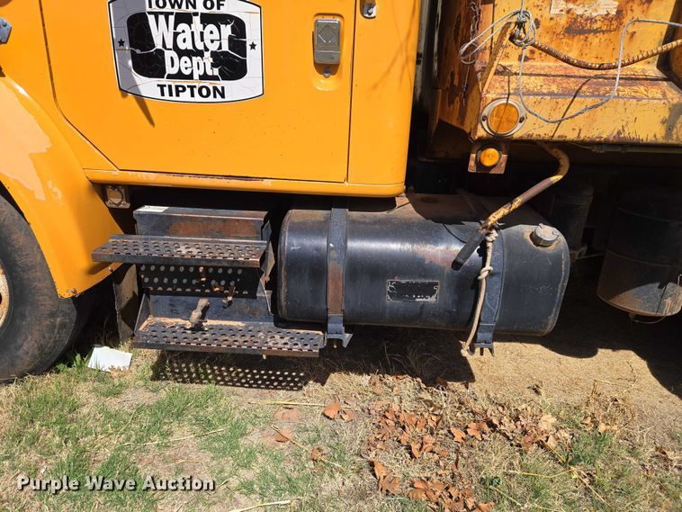 image for item ET1461 2001 International F-4900 dump truck