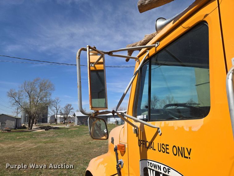 image for item ET1461 2001 International F-4900 dump truck