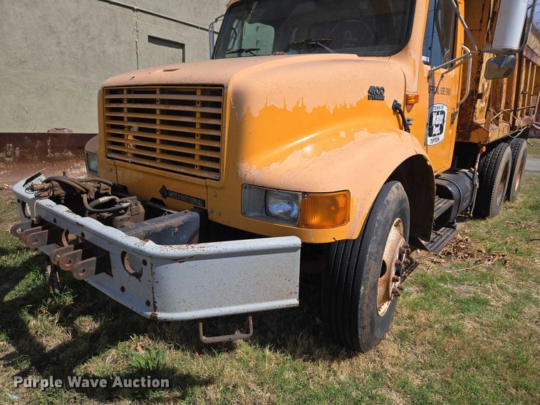 image for item ET1461 2001 International F-4900 dump truck