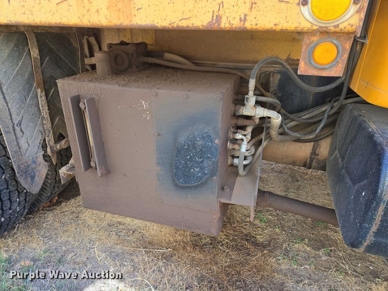 image for item ET1461 2001 International F-4900 dump truck