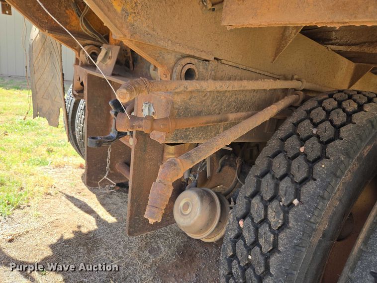 image for item ET1461 2001 International F-4900 dump truck