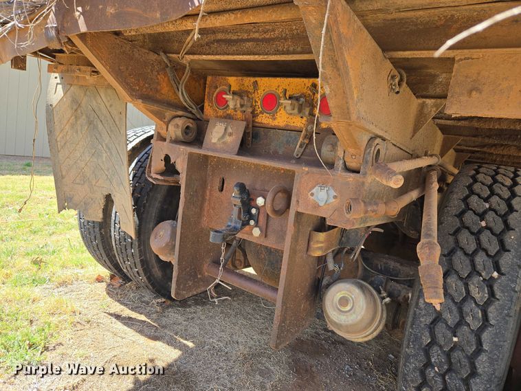 image for item ET1461 2001 International F-4900 dump truck