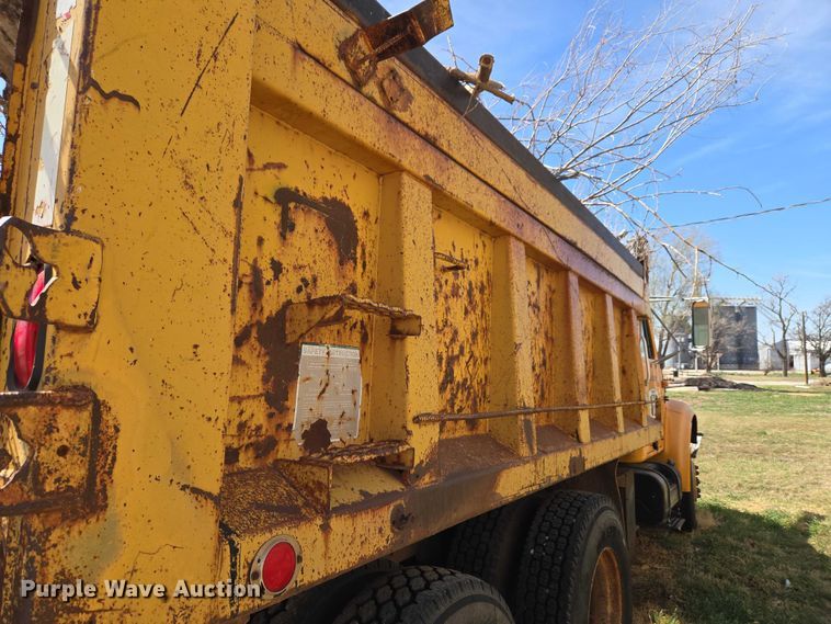 image for item ET1461 2001 International F-4900 dump truck