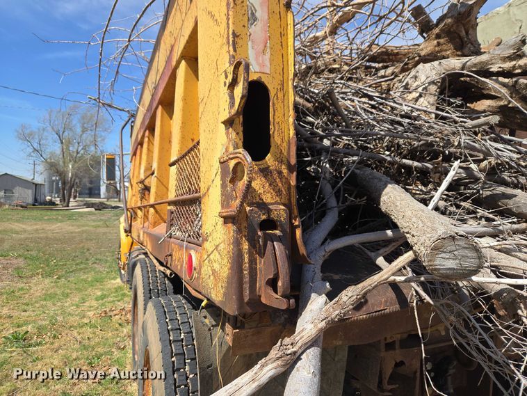 image for item ET1461 2001 International F-4900 dump truck