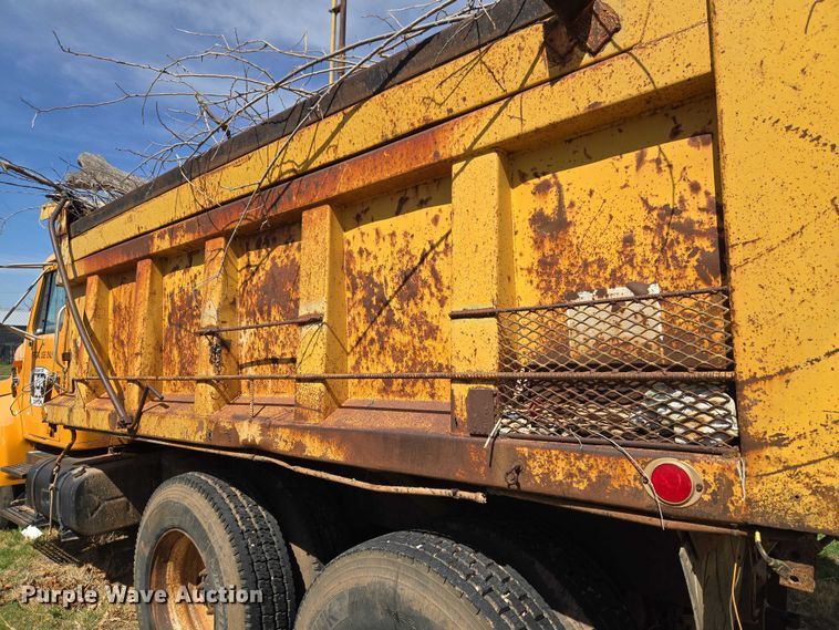 image for item ET1461 2001 International F-4900 dump truck