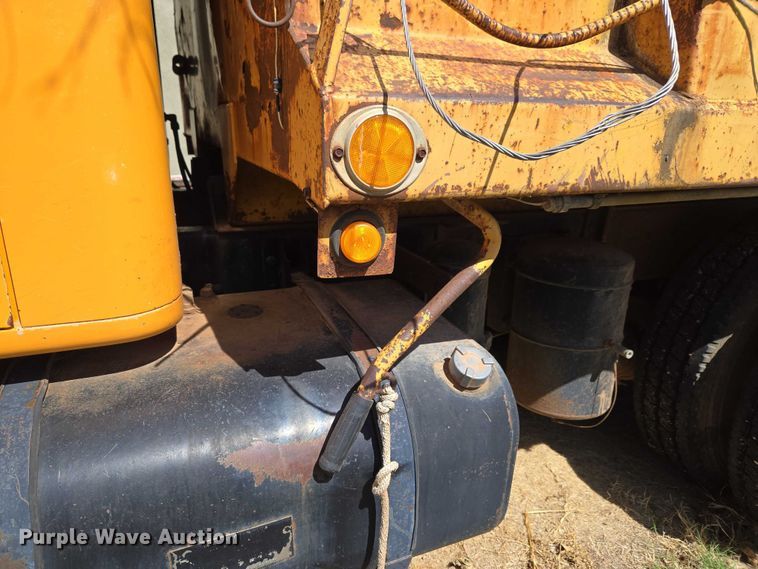 image for item ET1461 2001 International F-4900 dump truck