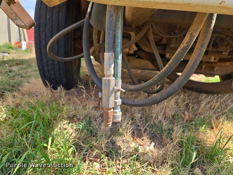 image for item ET1461 2001 International F-4900 dump truck