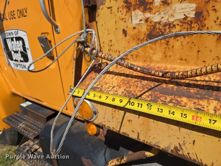 image for item ET1461 2001 International F-4900 dump truck