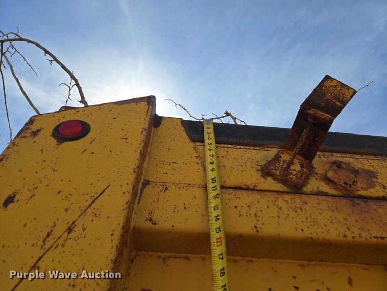 image for item ET1461 2001 International F-4900 dump truck