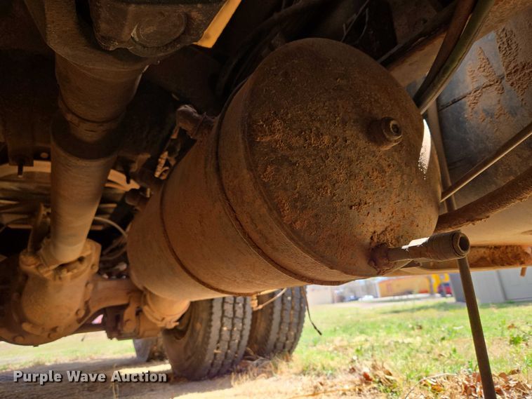 image for item ET1461 2001 International F-4900 dump truck
