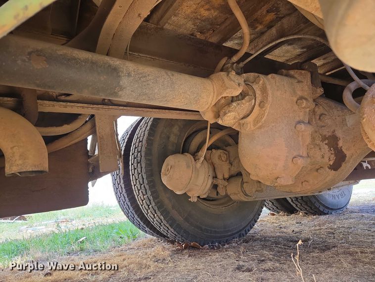 image for item ET1461 2001 International F-4900 dump truck