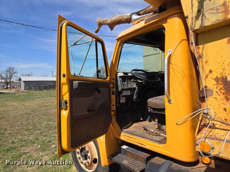 image for item ET1461 2001 International F-4900 dump truck
