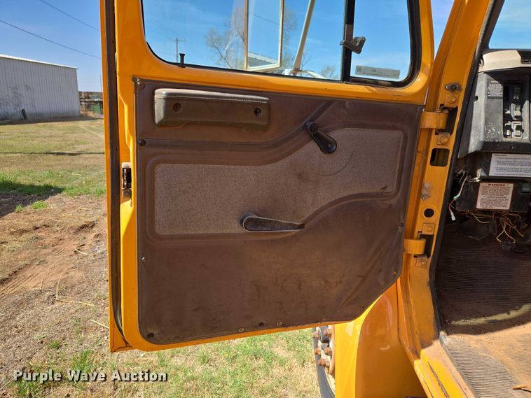 image for item ET1461 2001 International F-4900 dump truck