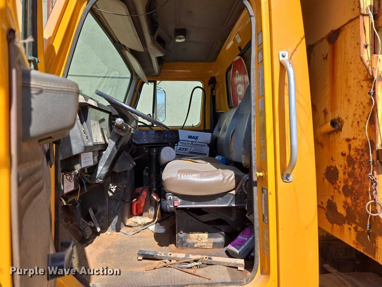 image for item ET1461 2001 International F-4900 dump truck